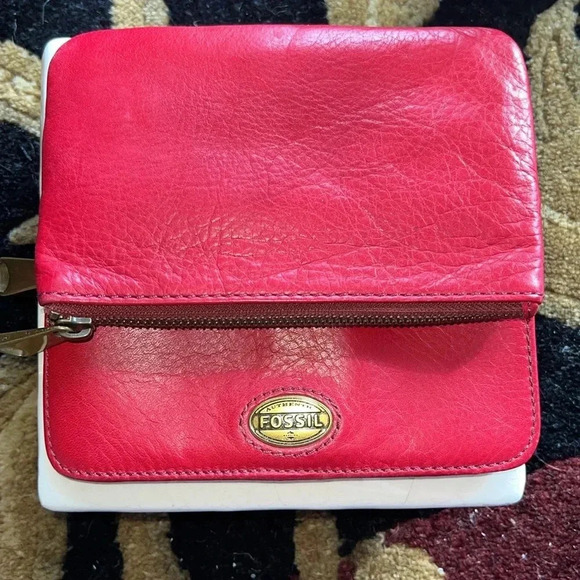 Fossil Women’s Red Leather Wallet 5 Cash Slots 9 Credit Card Slots ID Holder - Picture 7 of 16